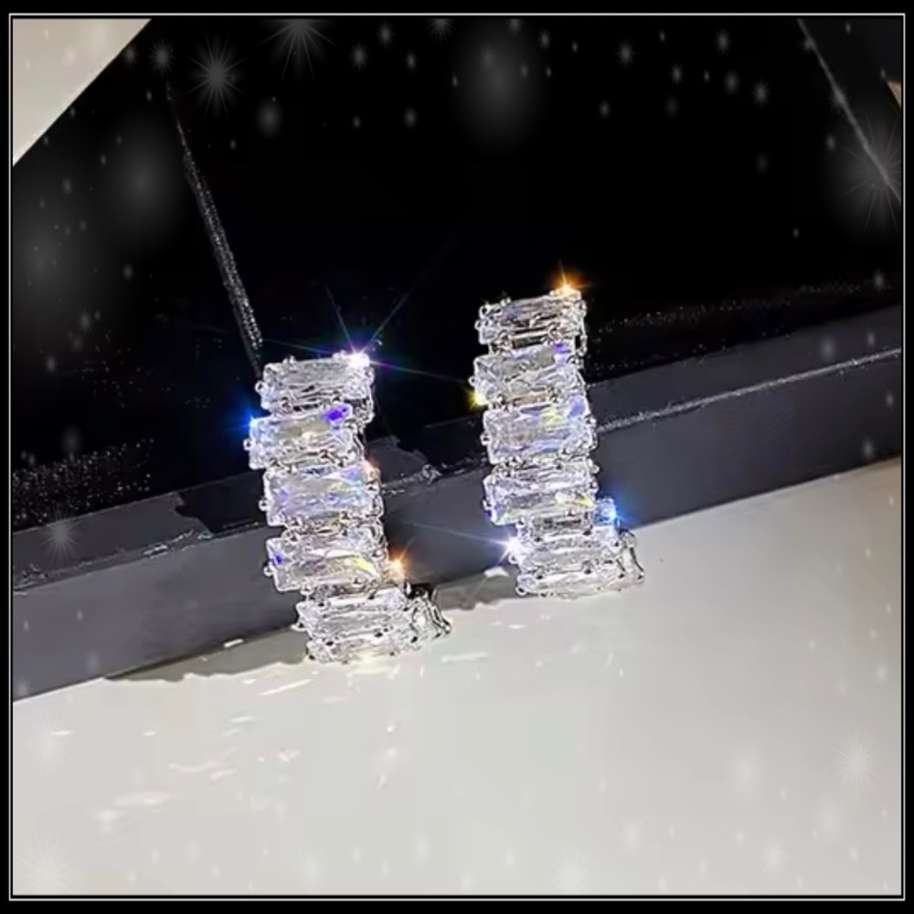 NEW 925 SILVER HALF CRESCENT SIMULATED DIAMOND BAGUETTE EARRINGS